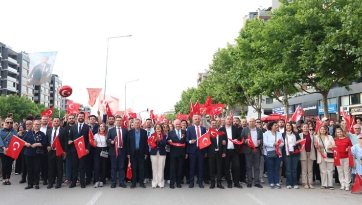 Nilüfer’de Binlerce Vatandaş Cumhuriyet için Yürüdü