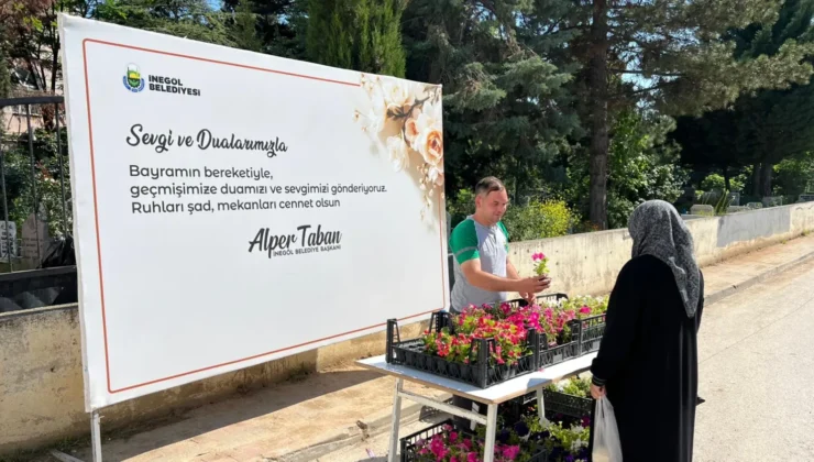 İnegöl Belediyesi Kurban Bayramı Öncesi Mezarlıklarda Çiçek Dağıttı