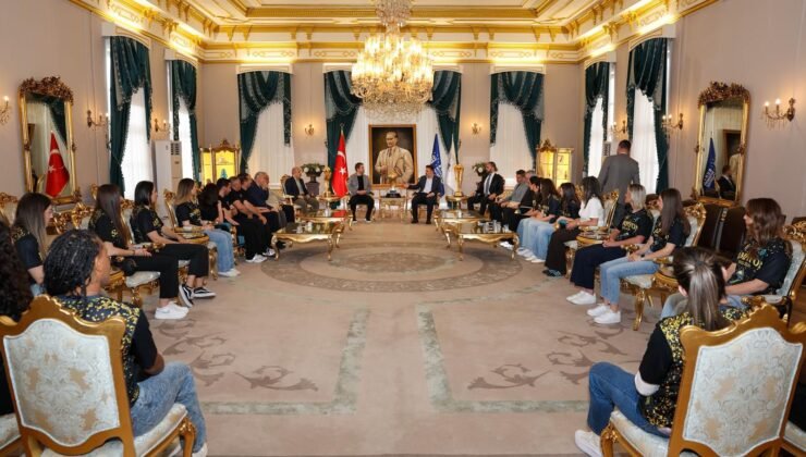 Şampiyon Hentbolculardan Büyükşehir Belediye Başkan Vekili Şahin Biba’ya Ziyaret