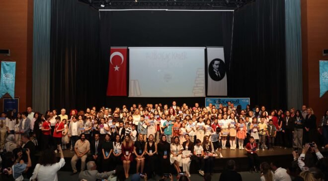 Nilüfer’de “Boyun Kadar Kitap Oku” Projesinde Dereceye Giren Öğrenciler Ödüllendirildi