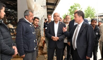 Osmangazi Belediye Başkanı Erkan Aydın Kurban Pazarında Yetiştiriciler ve Vatandaşlarla Buluştu