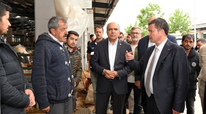 Osmangazi Belediye Başkanı Erkan Aydın Kurban Pazarında Yetiştiriciler ve Vatandaşlarla Buluştu
