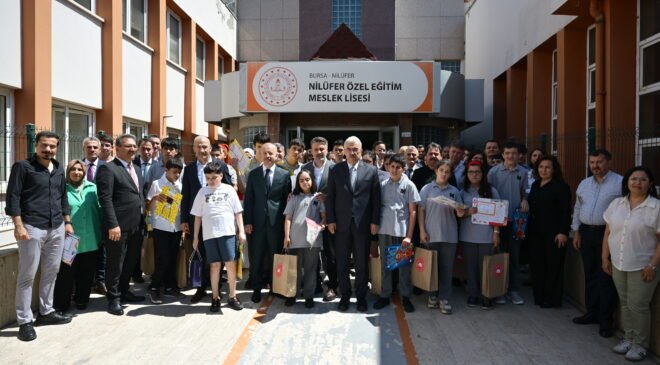 Bursa’da 615 Bin 880 Öğrenci Karnelerini Aldı Yaz Tatili Başladı