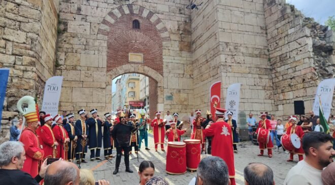 Bursa’da Fethin 700. Yılında Mehter Sesleri Saltanat Kapıdan Yükseldi