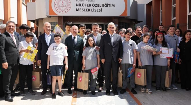 Büyükşehir Belediye Başkan Vekili Şahin Biba Öğrencilerin Karne Heyecanına Ortak Oldu