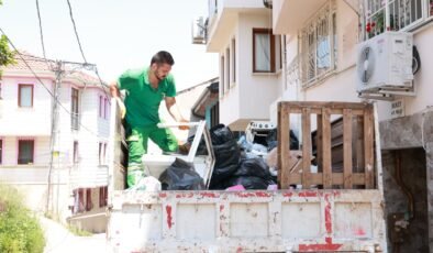 Osmangazi’de Yıllardır Temizlenmeyen Evden 20 Ton Çöp Çıktı