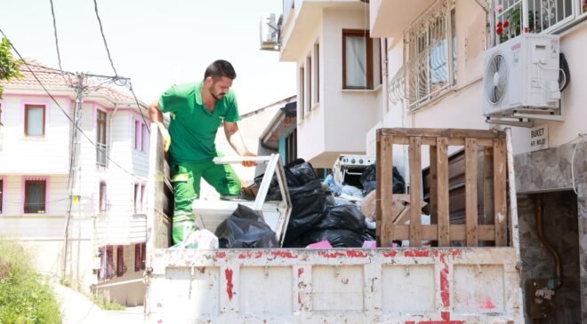 Osmangazi’de Yıllardır Temizlenmeyen Evden 20 Ton Çöp Çıktı