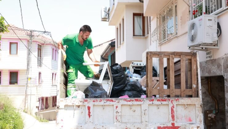 Osmangazi’de Yıllardır Temizlenmeyen Evden 20 Ton Çöp Çıktı