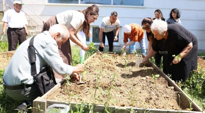 Nilüfer’de Yaşlılar Meyve ve Sebze Fidelerini Toprakla Buluşturdu