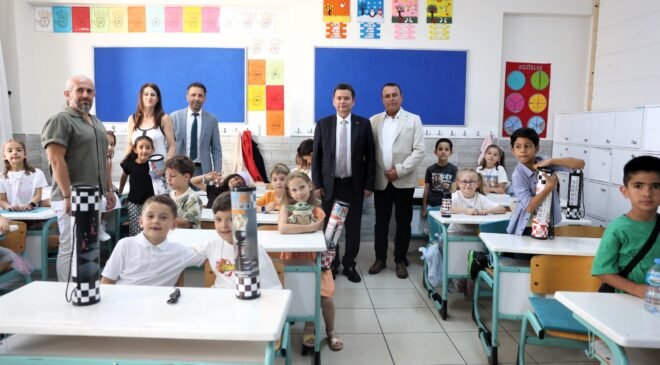 Osmangazi Belediye Başkanı Erkan Aydın Öğrencilere Karne Dağıttı