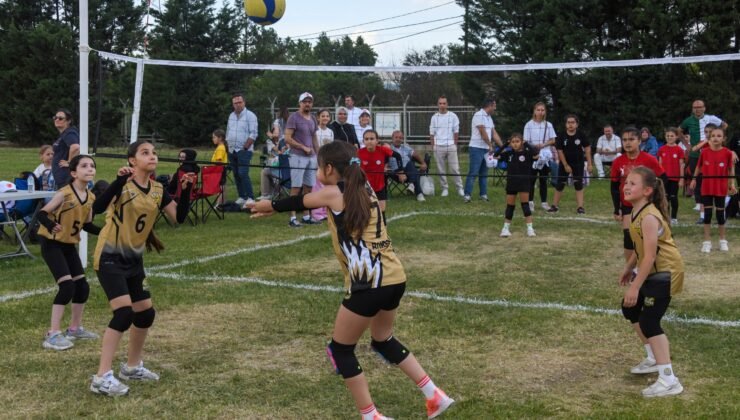 Osmangazi’de Mini Voleybol Şenliğinde Çocuklar Madalyalarını Aldı