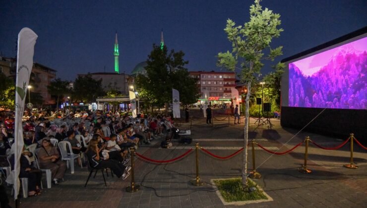 Osmangazi Belediyesi’nden Çocuklara Ücretsiz Açık Havada Sinema Keyfi
