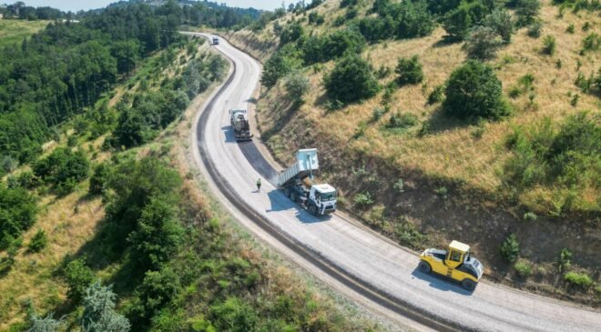 Büyükşehir Orhaneli’nin Yollarını Yeniliyor