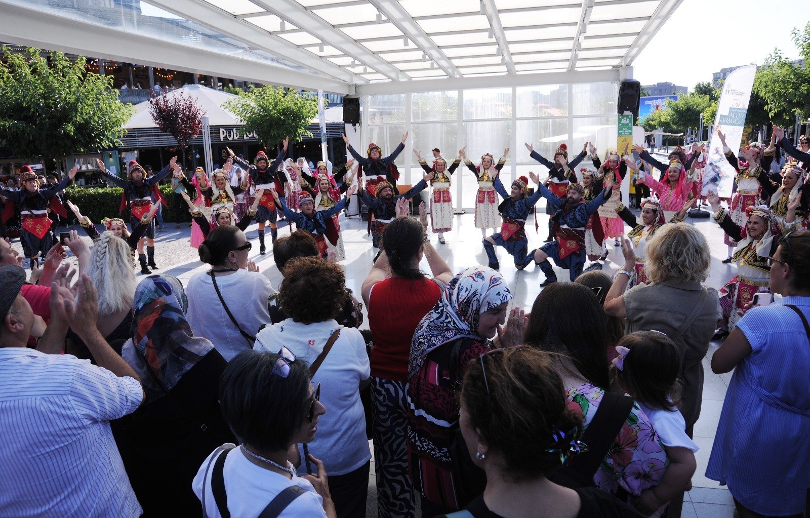 38. Uluslararası Halk Dansları  Rüzgarı Bursa’nın Dört Bir Yanını Sardı
