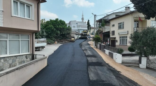 Büyükşehir Belediyesi Karacabey’in Yenikaraağaç Mahallesi’nde Yolları Yeniliyor
