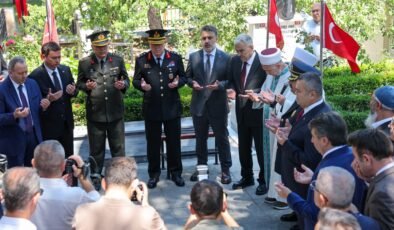 Bursa’da 15 Temmuz Demokrasi ve Milli Birlik Günü Programı Şehitler Anması ile Başladı