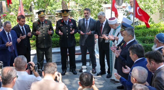 Bursa’da 15 Temmuz Demokrasi ve Milli Birlik Günü Programı Şehitler Anması ile Başladı