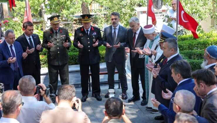 Bursa’da 15 Temmuz Demokrasi ve Milli Birlik Günü Programı Şehitler Anması ile Başladı
