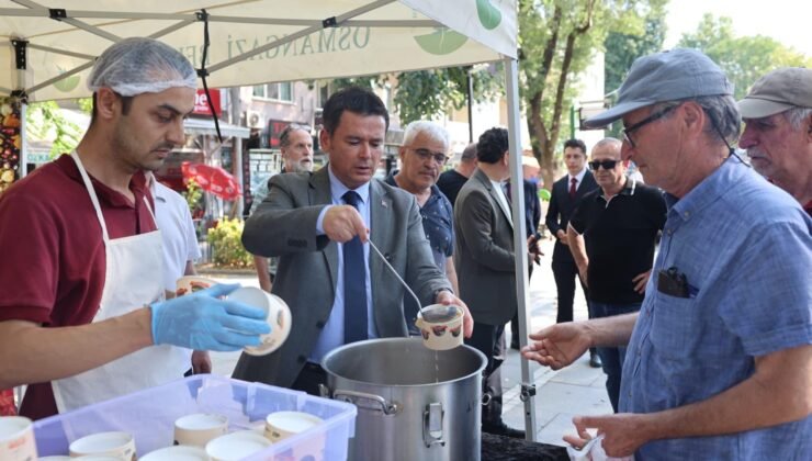 Osmangazi Belediye Başkanı Erkan Aydın Hürriyet Meydanı ile Geçit Mahallesi’ndeki Vatandaşlara Aşure İkram Etti