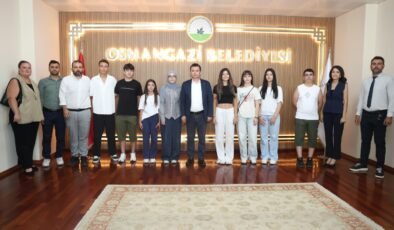 Osmangazi Belediye Başkanı Erkan Aydın Başarılı Öğrencileri Tebrik Etti
