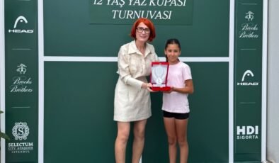 Osmangazi Belediyespor Tenis Takımı Sporcusu Azra Özyardımcı’dan Kortta Örnek Mücadele