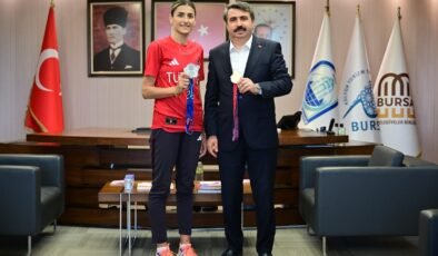 Milli Tekvandocu Hatice Kübra İlgün Madalya Sevincini Başkan Oktay Yılmaz’la Paylaştı