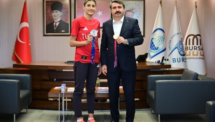 Milli Tekvandocu Hatice Kübra İlgün Madalya Sevincini Başkan Oktay Yılmaz’la Paylaştı