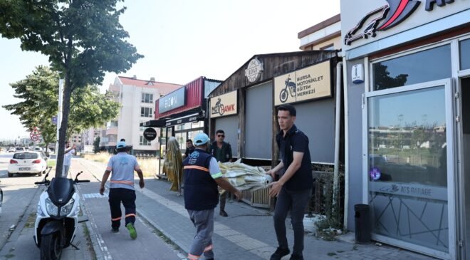 Nilüfer’de Kaldırımları Temizleme Çalışması