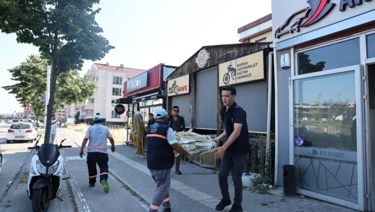 Nilüfer’de Kaldırımları Temizleme Çalışması
