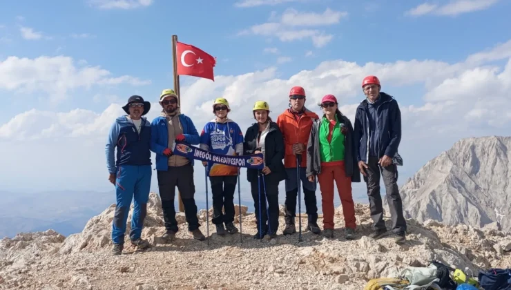 İnegöl Belediyesi Dağcıları 30 Ağustos Zafer Bayramı için Aladağlar’a Tırmandı