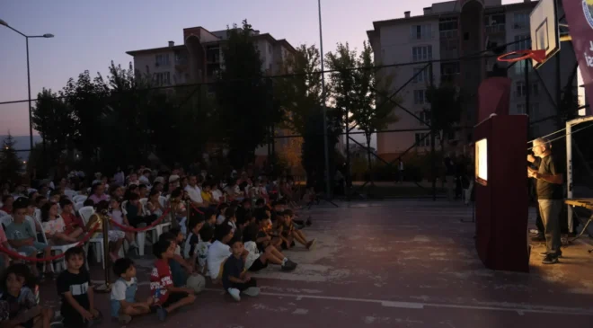 İnegöl’de “Karagöz’ün Salıncağı” İlk Gösterimde Çocuklar ve Aileler Buluştu