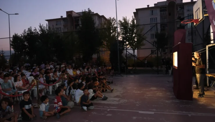 İnegöl’de “Karagöz’ün Salıncağı” İlk Gösterimde Çocuklar ve Aileler Buluştu