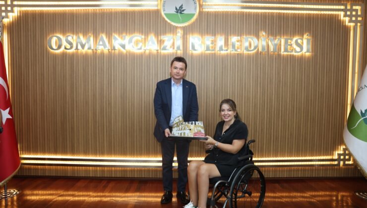 Osmangazi’nin Başarılı Pilotu Kupayı Belediye Başkanı Erkan Aydın’la Paylaştı