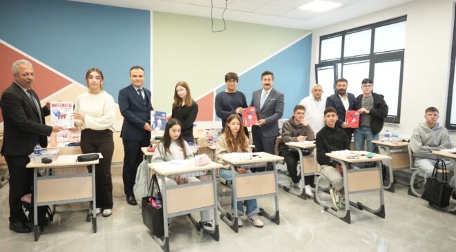 Yenişehir’de Üniversite Adaylarına 3 Bin Kitap Desteği Veriliyor