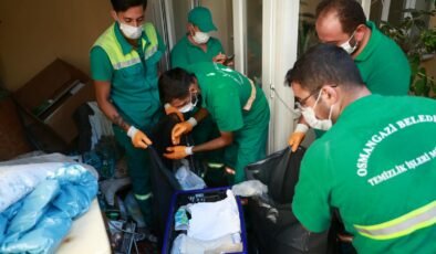 Osmangazi’de Kötü Koku Yayan Çöp Evi Ekipler Temizledi