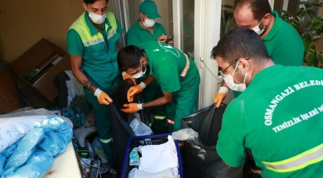 Osmangazi’de Kötü Koku Yayan Çöp Evi Ekipler Temizledi
