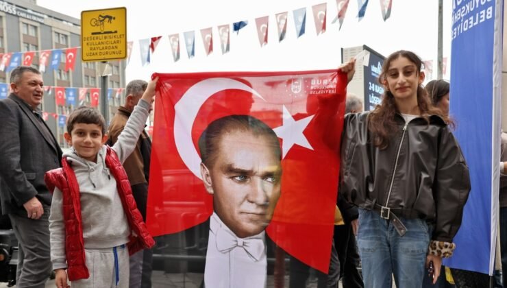 Büyükşehir Belediyesi’nden Cumhuriyet Bayramına Özel Türk Bayraklı Atatürk Posteri