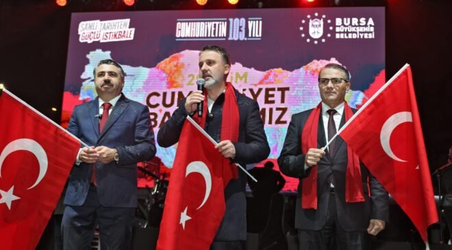 Yağmura Rağmen Bursa’da Cumhuriyet Bayramı Coşkusu Dinmedi