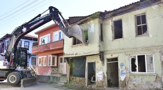 Yenişehir’de Metruk Binalar Yıkılıyor