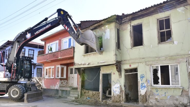 Yenişehir’de Metruk Binalar Yıkılıyor