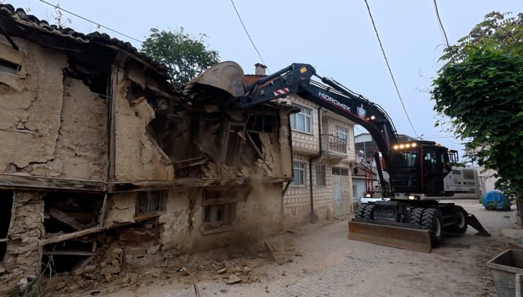 Yenişehir’de Kırsal Mahallelerindeki Metruk Binalar Yıkılıyor