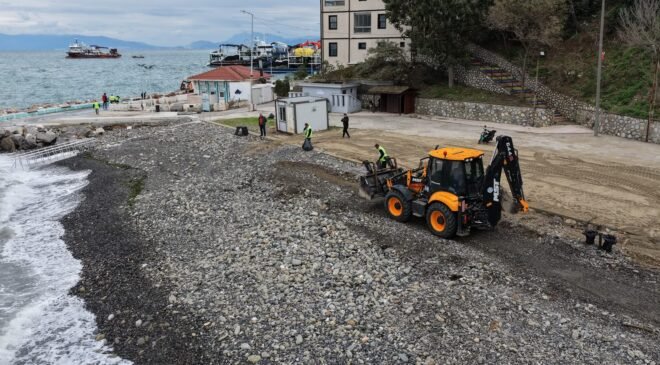 Büyükşehir Belediyesi Ekiplerinden Sahillerde Temizlik Çalışması