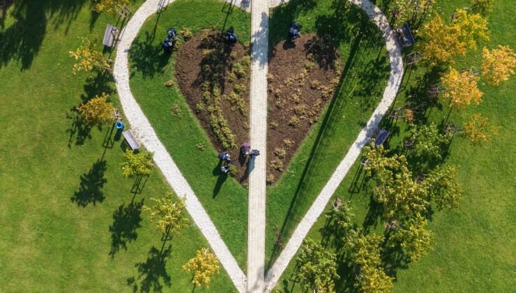 Büyükşehir Belediyesi’nden Park Bahçelere Düzenli Bakım Çalışması