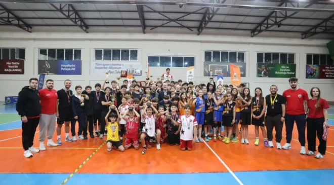 İnegöl’de Sokak Basketbolunda Şampiyonlar Kupalarını Aldı