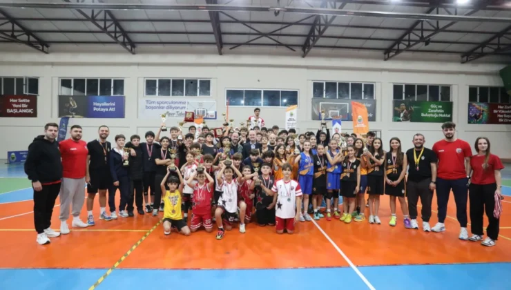 İnegöl’de Sokak Basketbolunda Şampiyonlar Kupalarını Aldı